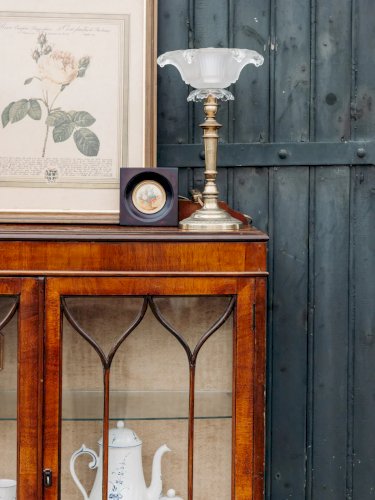 Victoria, la grande vitrine en bois foncé N°157