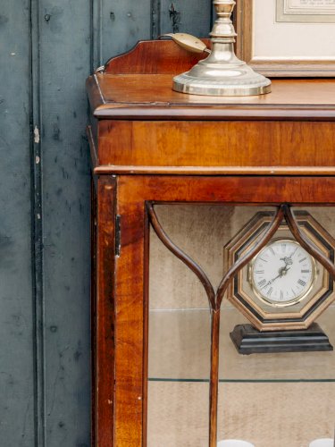 Victoria, la grande vitrine en bois foncé N°157