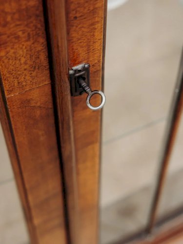 Victoria, la grande vitrine en bois foncé N°157