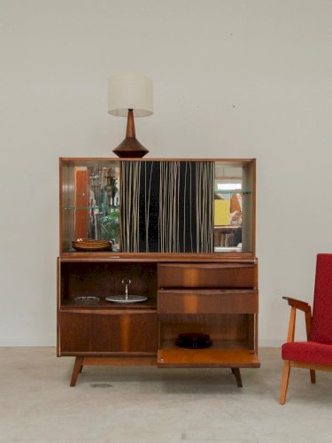 Victoria, la grande vitrine en bois foncé N°76