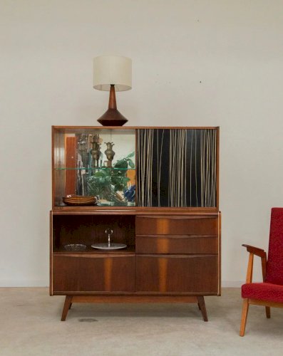 Victoria, la grande vitrine en bois foncé N°76