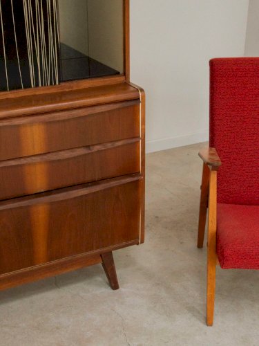 Victoria, la grande vitrine en bois foncé N°76