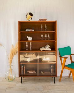 Victoria, la grande vitrine en bois N°135