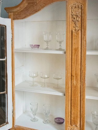 Victoria, la grande vitrine en bois patiné N°122