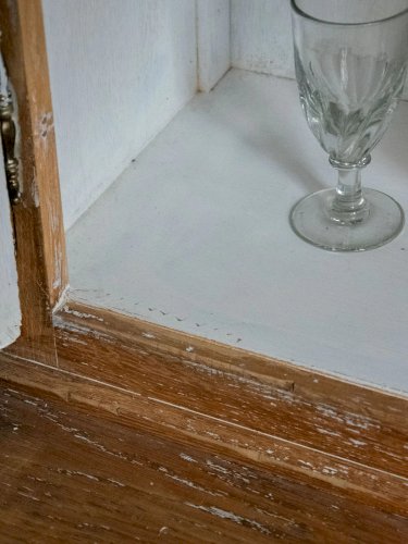 Victoria, la grande vitrine en bois patiné N°122