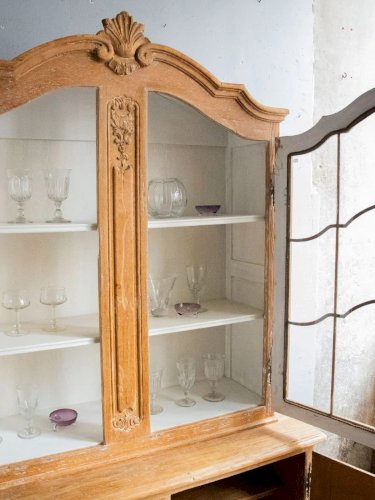 Victoria, la grande vitrine en bois patiné N°122