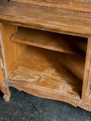 Victoria, la grande vitrine en bois patiné N°122