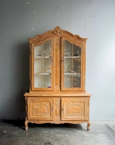 Victoria, la grande vitrine en bois patiné N°122