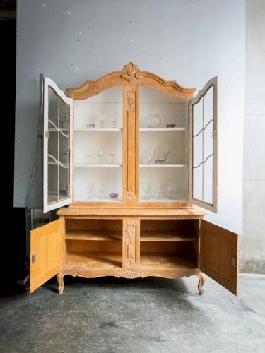 Victoria, la grande vitrine en bois patiné N°122