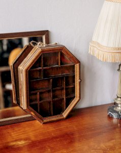 Victoria, la petite vitrine en bois et verre N°146