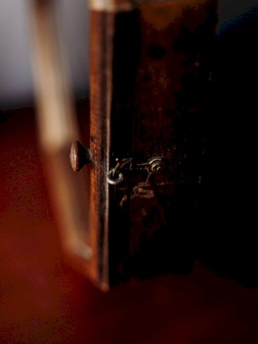 Victoria, la petite vitrine en bois et verre N°146