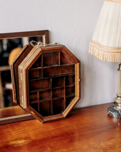 Victoria, la petite vitrine en bois et verre N°146