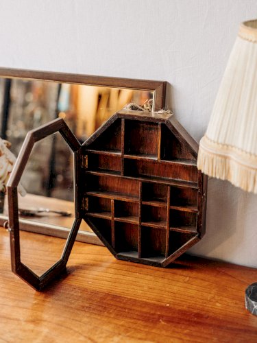 Victoria, la petite vitrine en bois et verre N°146