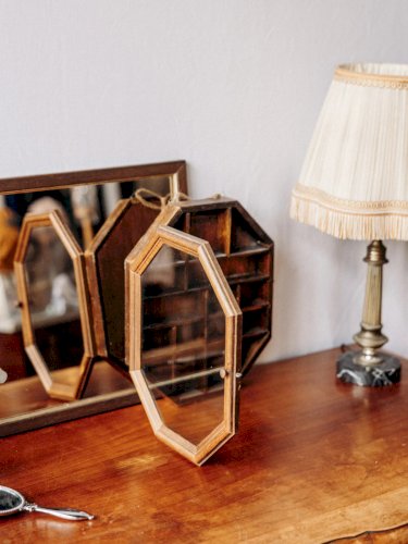 Victoria, la petite vitrine en bois et verre N°146