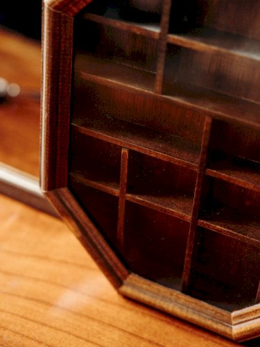 Victoria, la petite vitrine en bois et verre N°146