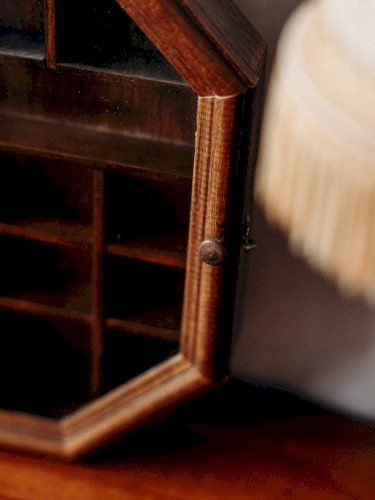 Victoria, la petite vitrine en bois et verre N°146