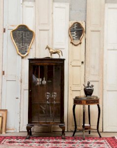 Victoria, la vitrine anglaise en bois foncé N°100