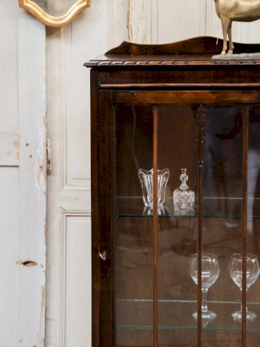 Victoria, la vitrine anglaise en bois foncé N°100