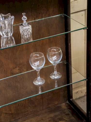 Victoria, la vitrine anglaise en bois foncé N°100