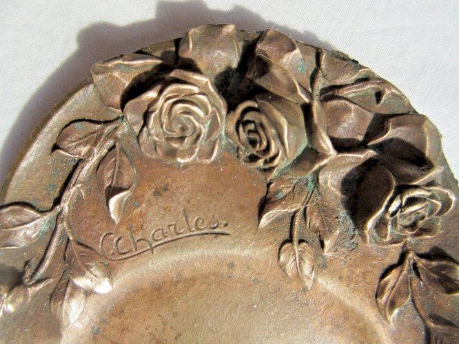Vide-poche Art Nouveau en bronze sculpté de roses, signé Charles