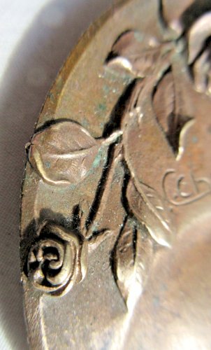 Vide-poche Art Nouveau en bronze sculpté de roses, signé Charles