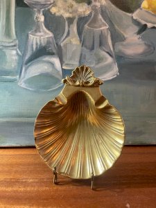 Brass shell-shaped ashtray tray