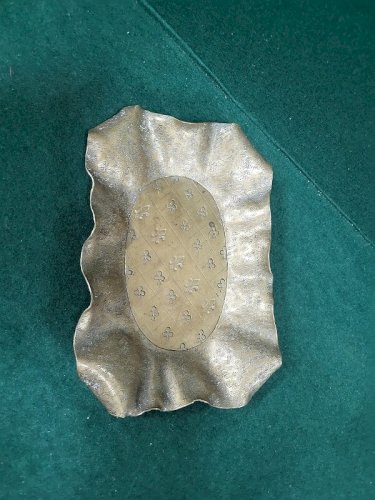 VIDE POCHE EN BRONZE DECOR DE FLEURS DE LYS ET TREFLES