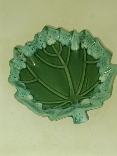 vide poche en forme de feuille style vallauris en bon etat