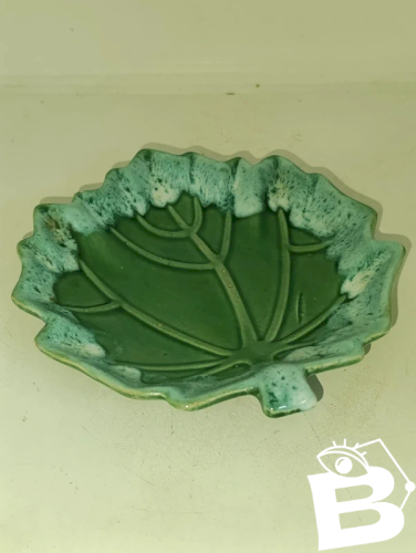 vide poche en forme de feuille style vallauris en bon etat