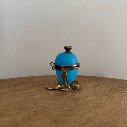Vide-poche en forme dœuf en opaline XIXe monture en bronze doré M3487