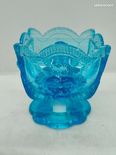 Vide poche en verre moule bleu à decor animalier en bon etat
