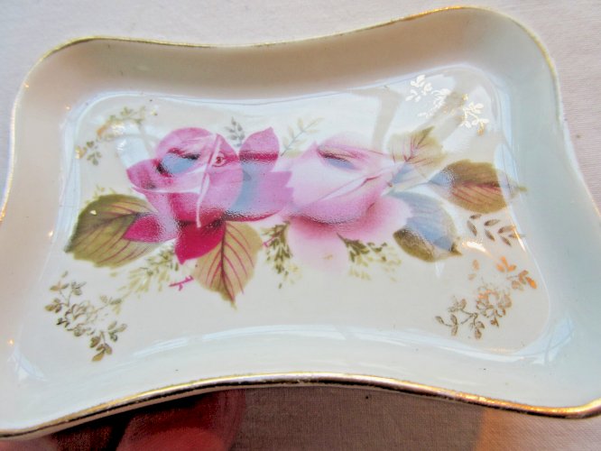 Vide-poche ou porte savon, décor de 2 roses en porcelaine de Limoges