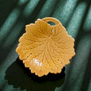 Vide poche, porte-savon vintage en barbotine ocre formant une feuille