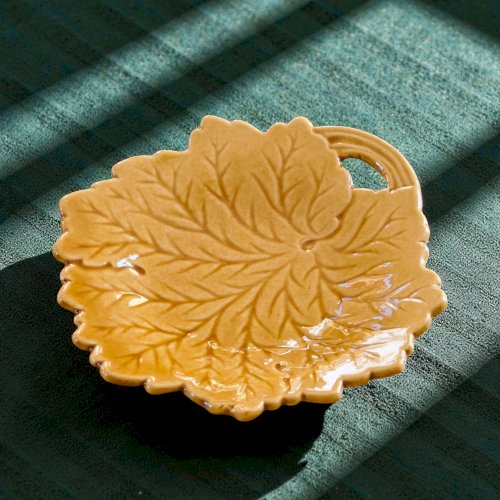 Vide poche, porte-savon vintage en barbotine ocre formant une feuille