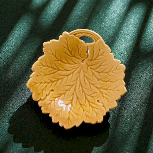 Vide poche, porte-savon vintage en barbotine ocre formant une feuille