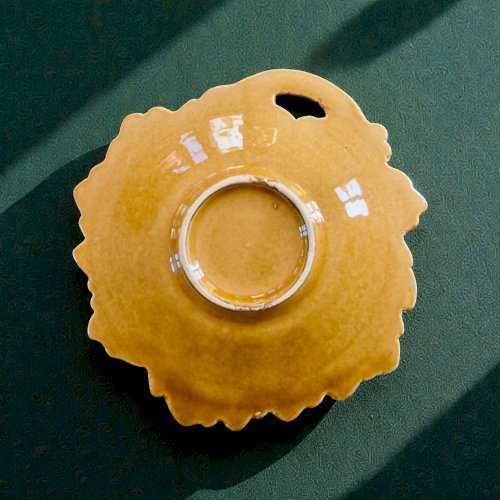 Vide poche, porte-savon vintage en barbotine ocre formant une feuille