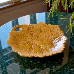 Vide-poche vintage en barbotine ocre formant une feuille