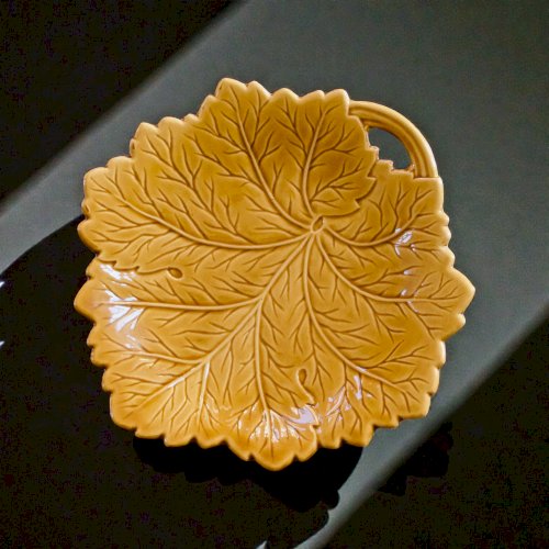 Vide-poche vintage en barbotine ocre formant une feuille