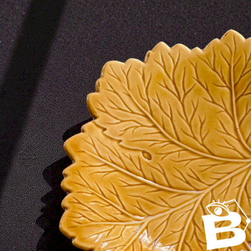 Vide-poche vintage en barbotine ocre formant une feuille