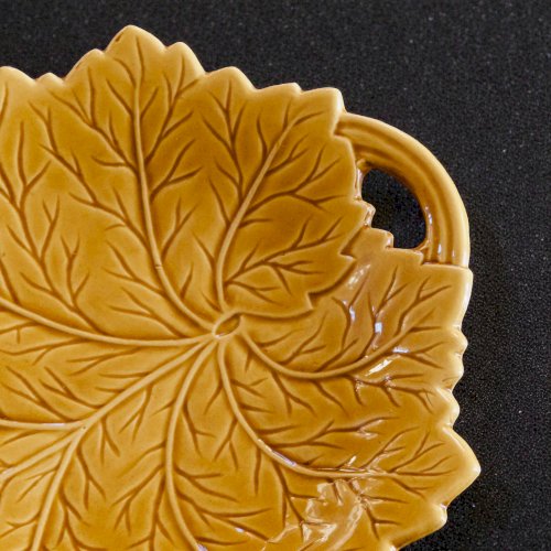 Vide-poche vintage en barbotine ocre formant une feuille