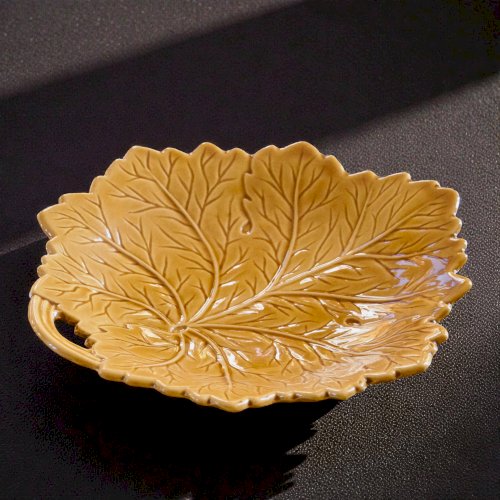 Vide-poche vintage en barbotine ocre formant une feuille