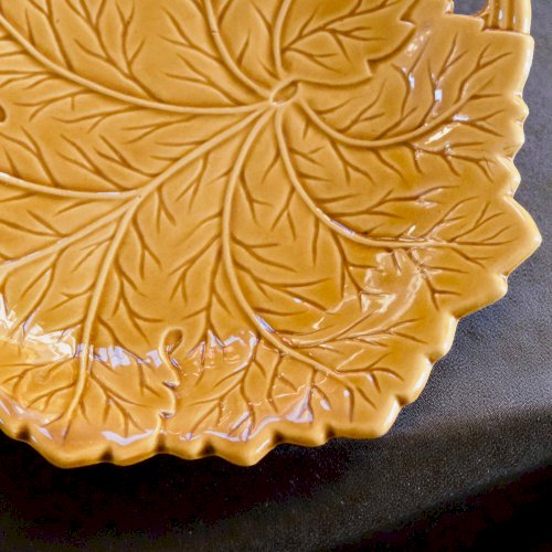 Vide-poche vintage en barbotine ocre formant une feuille