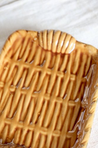 Vide-poche vintage en céramique couleur moutarde effet tressé