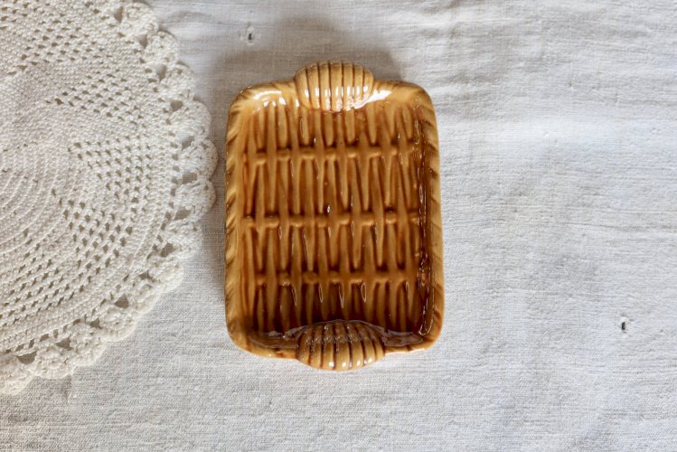 Vide-poche vintage en céramique couleur moutarde effet tressé