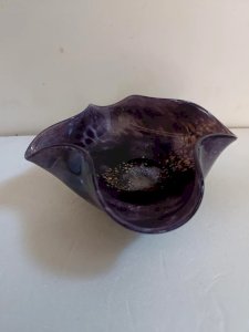 Vide poche violet avec inclusions dorés  signé Gerard Torcheux en bon etat