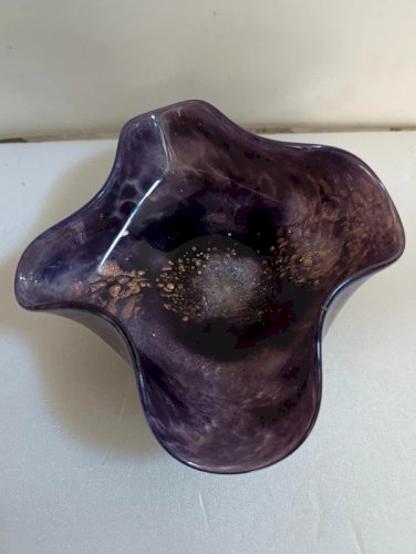 Vide poche violet avec inclusions dorés  signé Gerard Torcheux en bon etat