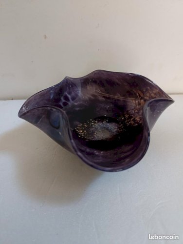 Vide poche violet avec inclusions dorés signé Gerard Torcheux en bon etat