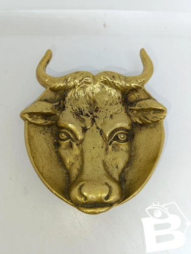 vide poche/cendrier en bronze ou laiton en forme de taureau en bon etat