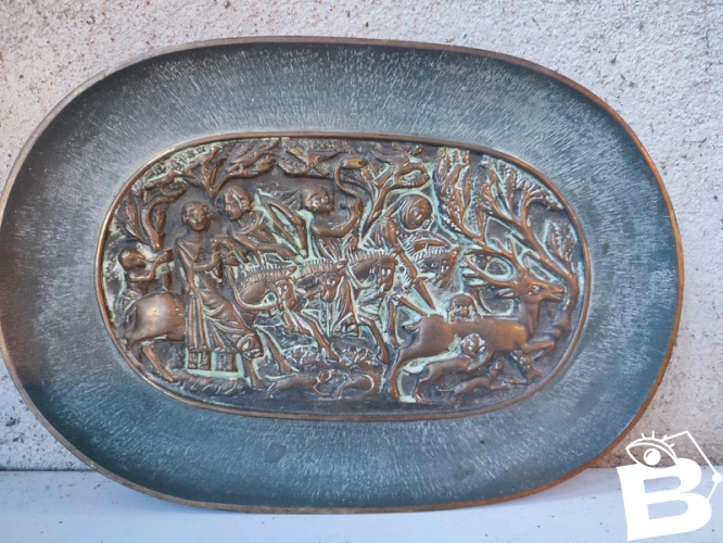 vide poche/petit plat en bronze a decor medieval epoque a definir en bon etat