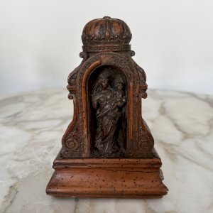 Vierge à l'Enfant en noyer XVIIe dans son hôtel M4096